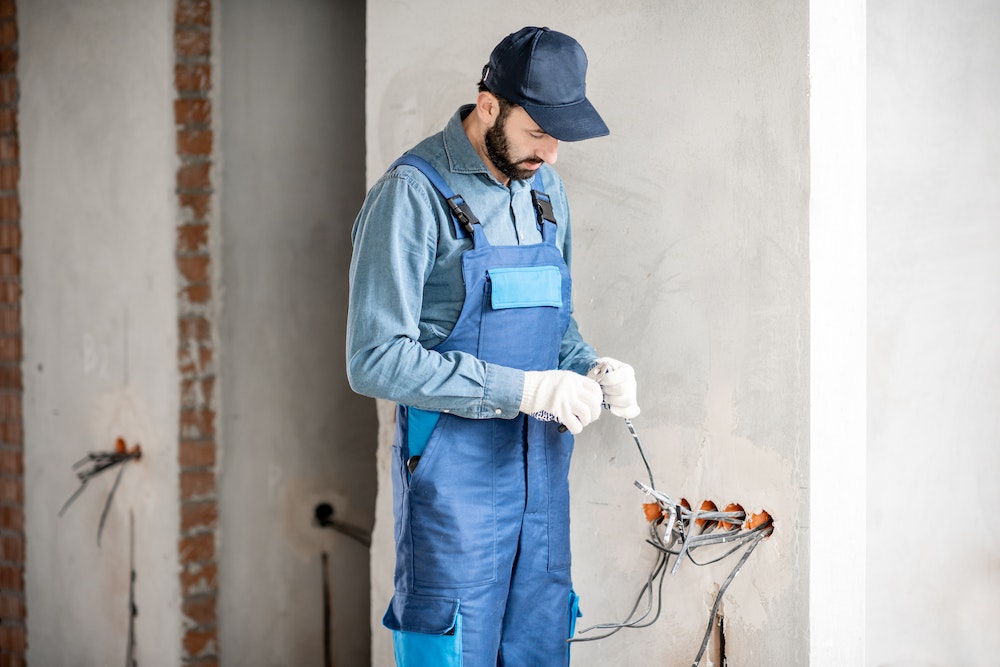 Électricien et immobilier : décrypter les devis de travaux électriques