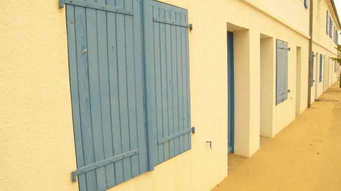 Volets battants sur mesure : personnalisez votre maison avec style et efficacité